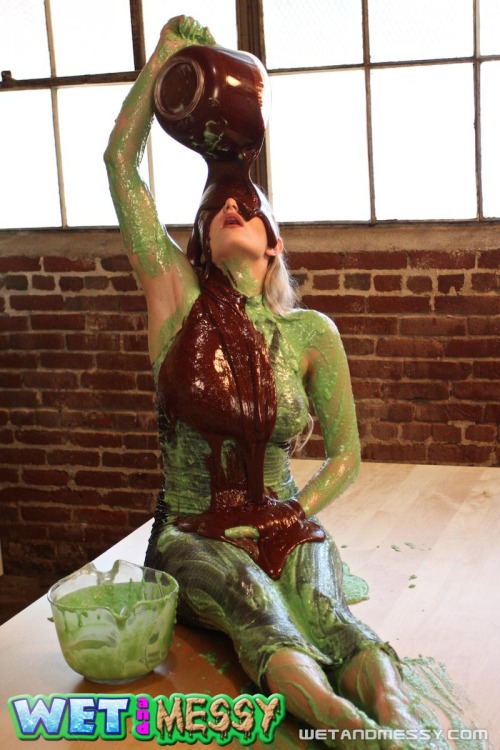 XXX wampicsandgifs:Liz Ashley at wetandmessy.com photo