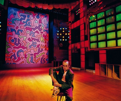  Keith Haring with his backdrop at the Palladium in New York City, 1986.Photo by Wolfgang Wesener