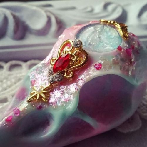 ravncreates: Ouija Board Planchettes, Gothic Jewelry and Home Dècor (x)