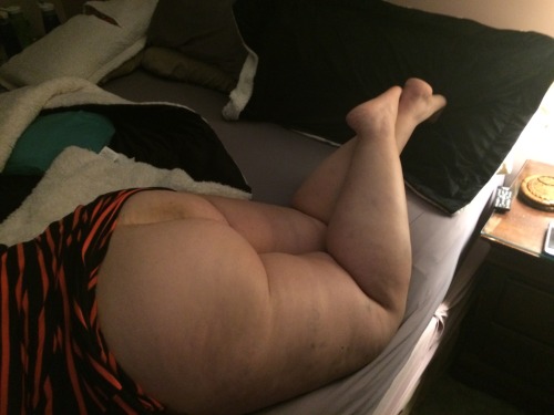 dirtycpl:  Lounging.  I’m going to rub those legs til I explode all over her.
