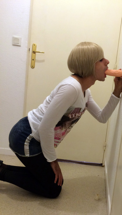 blackmaster4tgirl:  Training is important for Tasha. She takes care of her body and her sucking skills, so that clients are always well served.It’s not easy to be a hooker !