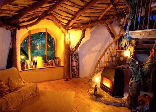 dirtyiris:  brain-food:  Simon Dale is a photographer by trade, but a hobbit home builder by night. The artist has an affinity for creating homes that are from natural material, and Dale’s own version of a ‘Hobbit‘ House are just that– a small