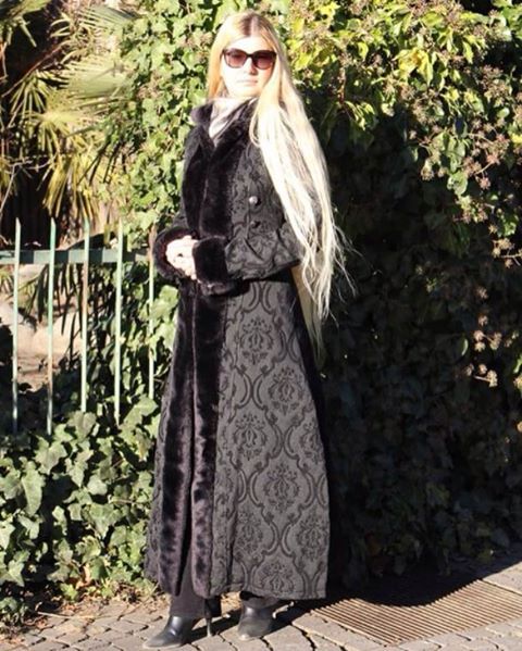 Hajnalka Nikoletta has sent us this beautiful customer photo - walk the streets with style! Brocade 