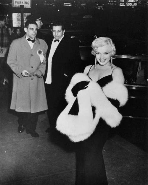 XXX miss-vanilla:Marilyn at the premiere of “The photo