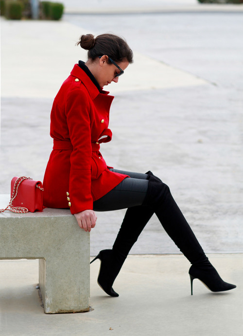 Fashion blogger Silvia Navarro in Lolitablu boots Source:  1sillaparamibolsoblog - rojo-militar