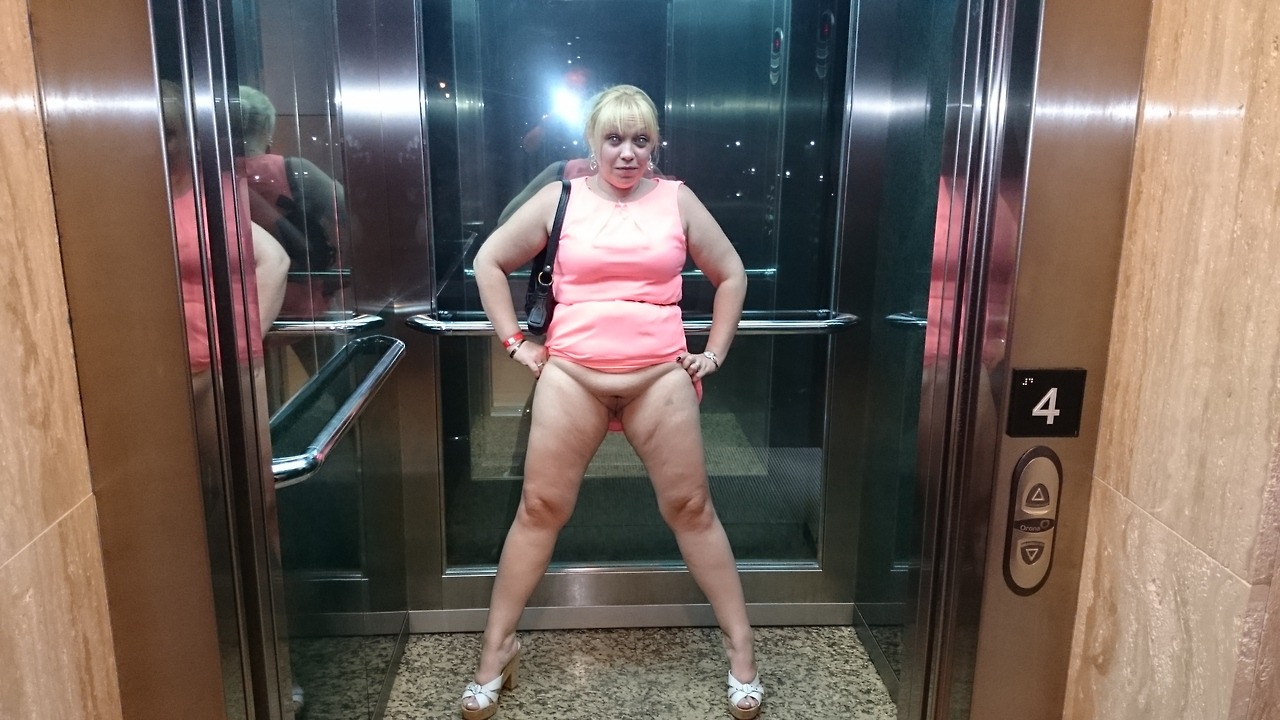 flashingchallenge:  Elevator Dare.Submission 1,213: http://lparky74.tumblr.com/Dare: