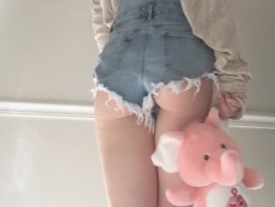 cloudninebrat:  cheeky little bum on this cloudy morning (o˘◡˘o) 