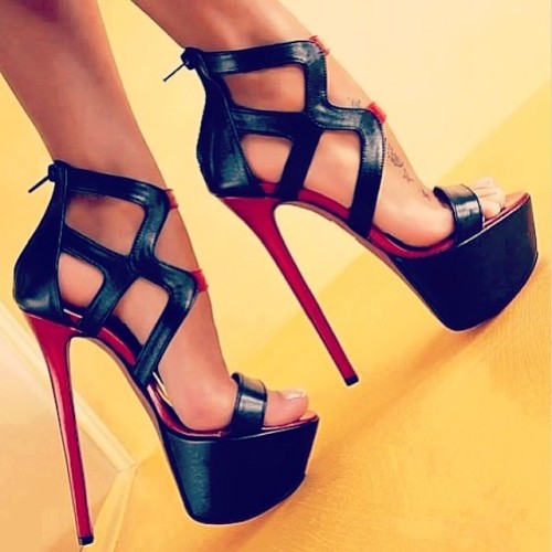 misspaula-xx:sissydebbiejo:Aren’t these heels gorgeous! #ShoePorn #HighHeels #PlatformsWow…would lv 