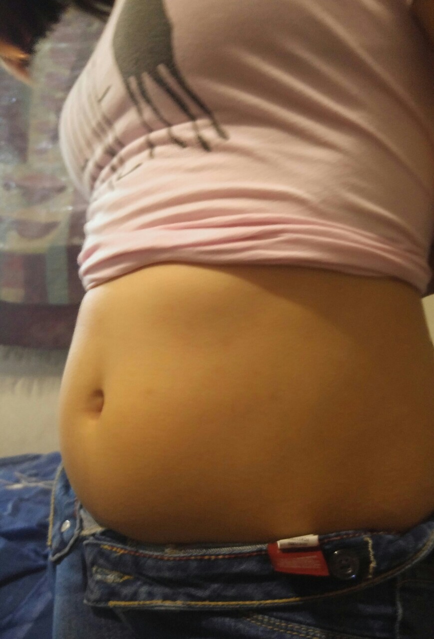 isabellylovesfood:  Started tying shirts like this to show of my belly.
