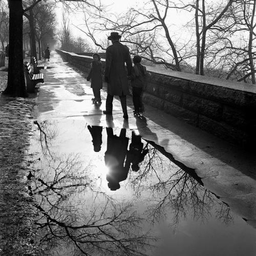 oldnewyork: historicaltimes: New York, 1953, photographed by Vivian Maier. via reddit Looks like R