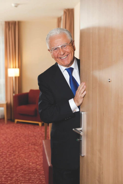 oldermaturelondon: Like this picture.  Makes me imagine meeting a visiting business executive -