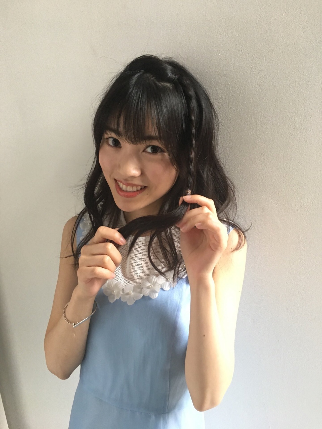 himanji:  石原夏織 STAFF‏ @kaori_staff_1st LIVE 「Sunny Spot Story」開催まであと1日ついに明日本番ですよ〜なんだか信じられせん！！！今ずっとそわそわしているんだけど皆さんもそうだったりするのかな？みんなの笑顔を今から見るのが楽しみです！明日よろしくね！デビュー発表時のオフショット夏織