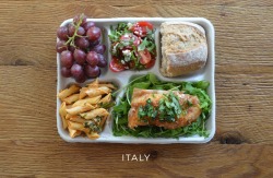 photojojo:  If you’ve ever wondered how the land of the free’s school lunches stack up against the rest of the world, this series of photos shows the vast difference.The organization Sweetgreen, which promotes healthier school lunches, took these