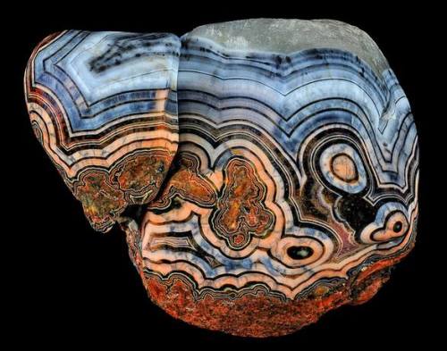 Fairburn fortificationsThe state gemstone of South Dakota is one of the most beautiful agates on Ear