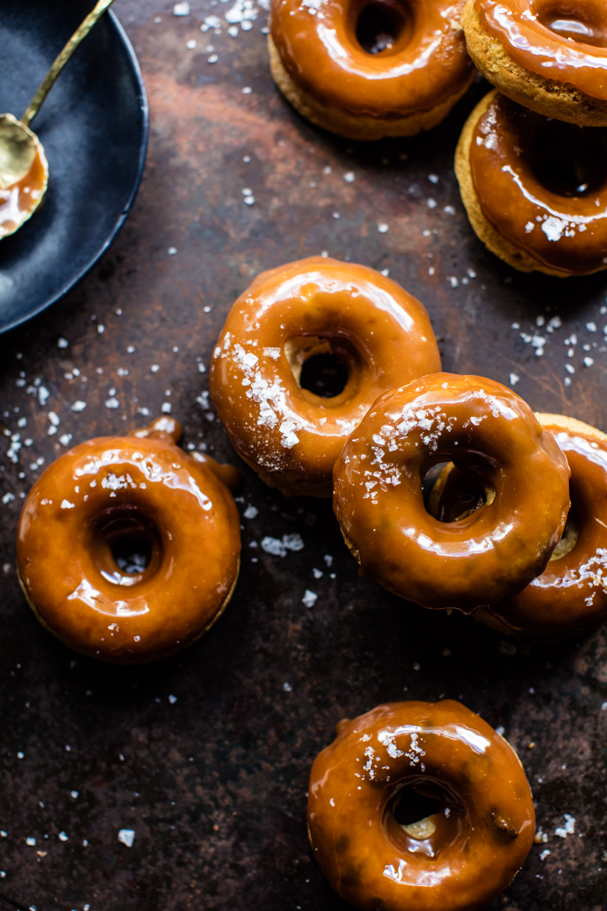 guardians-of-the-food:Baked Salted Caramel Apple Cider Doughnuts
