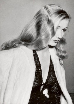 summers-in-hollywood:  Veronica Lake at a