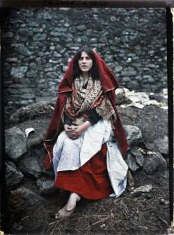 Main Ní Tuathail, a 14 year old girl from the Claddagh wearing traditional Claddagh dress. Galway, 1913.