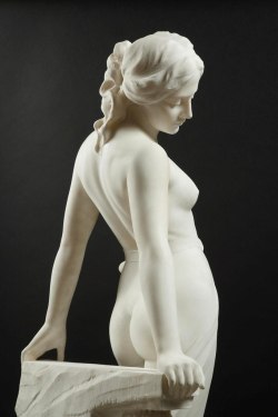 urchalkin:  EMILIO FIASCHI (1858-1941) - VEILED FEMALE NUDE. Carrara marble, signed: E.FIASCHI. On its original green marble base. Total height: 204 cm . Detail. 