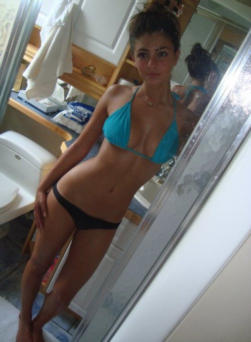 Skinny young teen girls in bikinis