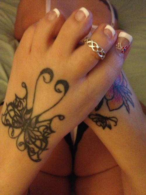 myfeet4you:  Ok here’s more body shots as requested;) 💋💋💋💋💋💋 
