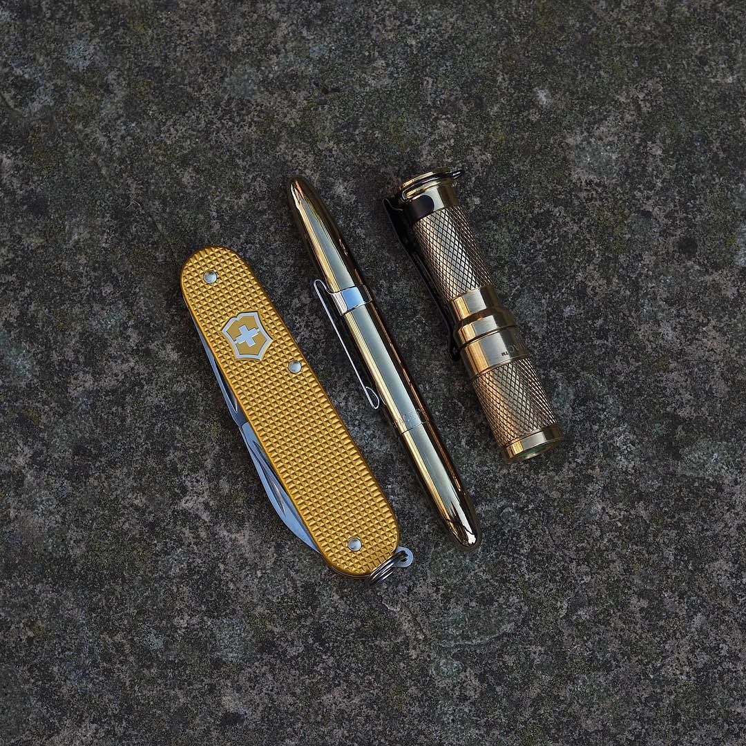 Believe it or not this is a gold cadet. Really tricky to photograph outdoors. Any tips? #victorinox #victorinoxswissarmy #victorinoxalox #alox #aloxaholic #aloxpox #swissarmyknife #fisherspacepen #flashaholic #gearporn #everydaycarry #_everydaycarry_...