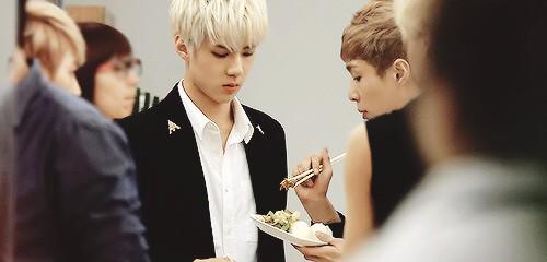 starclusterdiary:Lay feeding the Maknae
