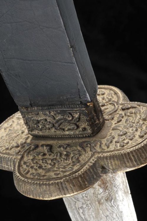 art-of-swords:  Dao Sword Dated: early 20th Century Culture: Chinese Measurements: length 90.5 cm The sword has a slightly curved, single-edged, damask blade, with a double groove, engraved with the effigy of a dragon on a face and ideograms on the other.