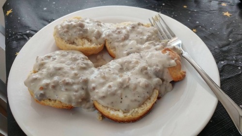 [Homemade] Southern Buttermilk Biscuits with Sausage Gravy