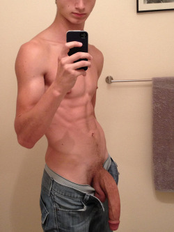 dcphil72:  onlyxxxlstuff:  #xxxl #bathroom #dick #jeans #solo #twink   So hot