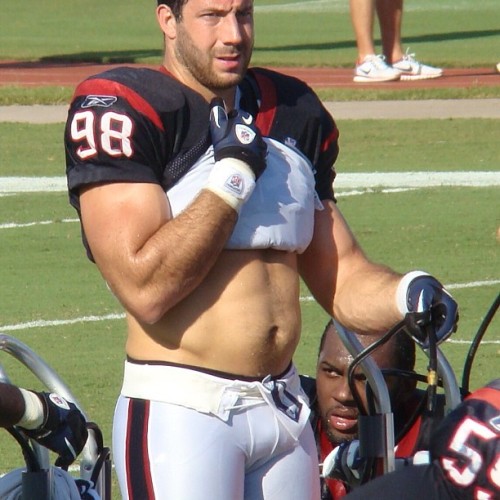 seasontix:  #nfl #footballplayer and former #texans Connor Barwin, 6’4", 268 lbs. #houstontexans #football #shirtless #trainingcamp #hunk #stud #eagles #philadelphiaeagles (at Texans Training Camp) 