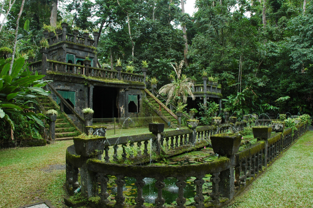 abandonedography:
“ Paronella park, was abandoned but has now been turned into a park
(SOURCE)
”