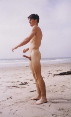 nudecanadianboy:  http://www.flickr.com/photos/50445300@N02/ 