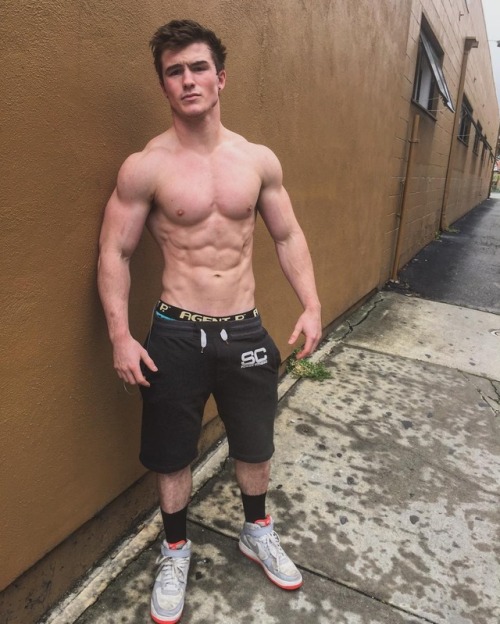 musclebuds: keepemgrowin: “My room is right down here.” Tristan Leonetti  Mini muscle jobber grrr