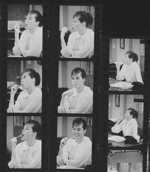 pinkballerinas:Mary Tyler Moore enjoys a lollipop on the set of The Dick Van Dyke Show, 1963