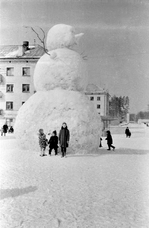 f0restpunk:  Snowman on a Soviet scale. Zarechny, USSR. Late 1960s.