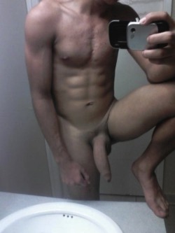 hungdudes:  Uncut Hung Beauty 