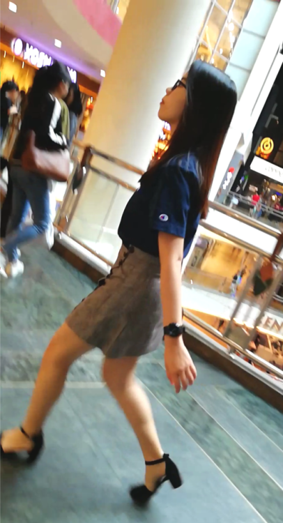 malaysiangreatstuff: This OL was going to lunch with her colleague and I saw her quite interesting..