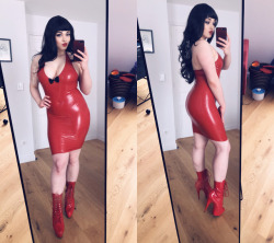 [F] How do you like me in red? - More in