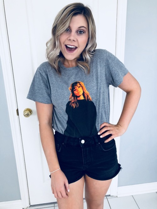 clearblue–water:incase you didn’t know, I really love taylor swift Yummy
