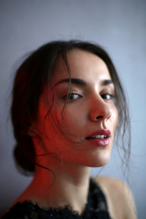 shiny lips and red light - portrait series with E.