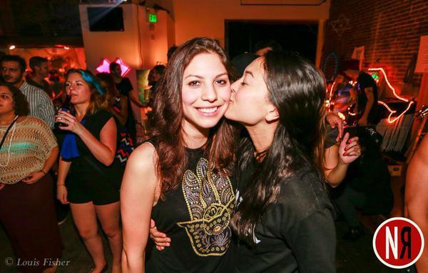 huffingtonpost:  #QueerLoveLooksLike: These Valentine’s Day Photos Have Us Falling