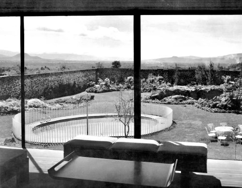 unavidamoderna:Vista desde la estancia, Casa Bravo Ahuja, calle del Fuego 830, Jardines del Pedregal