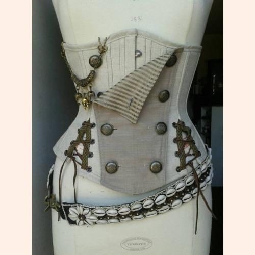 Who needs a custom corset to go with their costume? DM or check out link in bio to the ExRezCorsets 