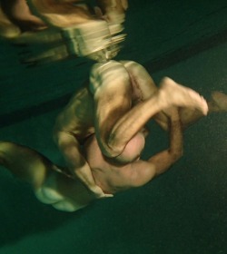 maturegayhomoerotica:  Under Water
