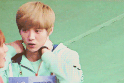 littlecritter35:leuhans:luhan talking to  Soryong from TastySHIP IT!