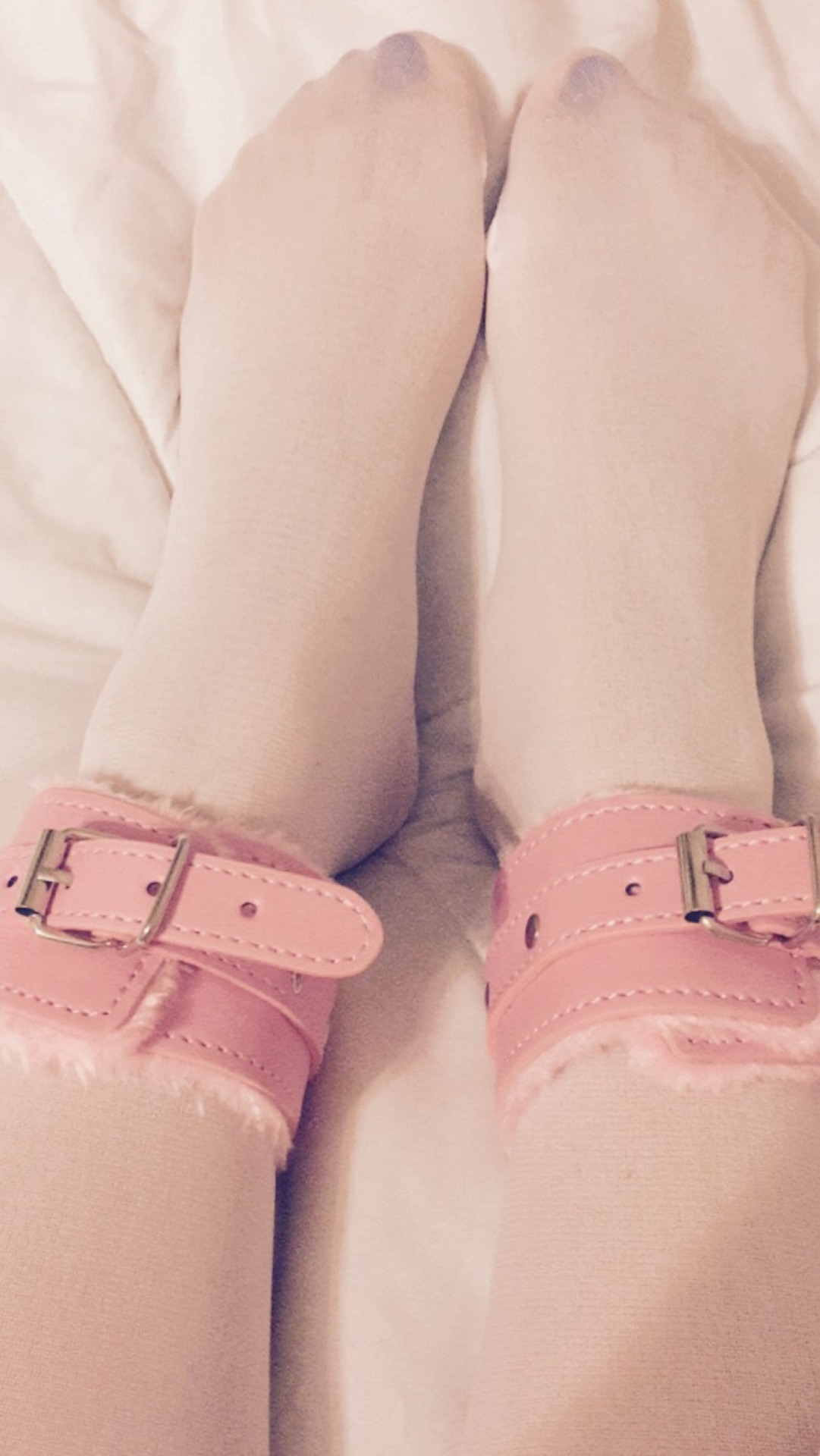 submissivesunfl0wer:Helpless and happy 🎀