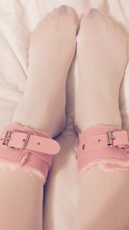 submissivesunfl0wer:Helpless and happy 🎀