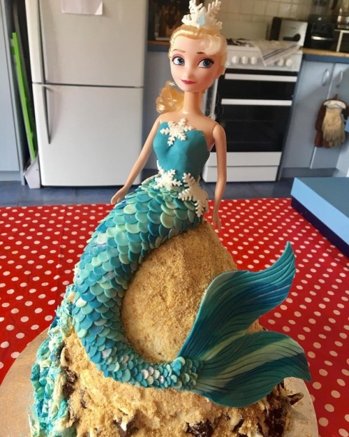 I made an Elsa Mermaid cake for my niece’s 5th birthday!