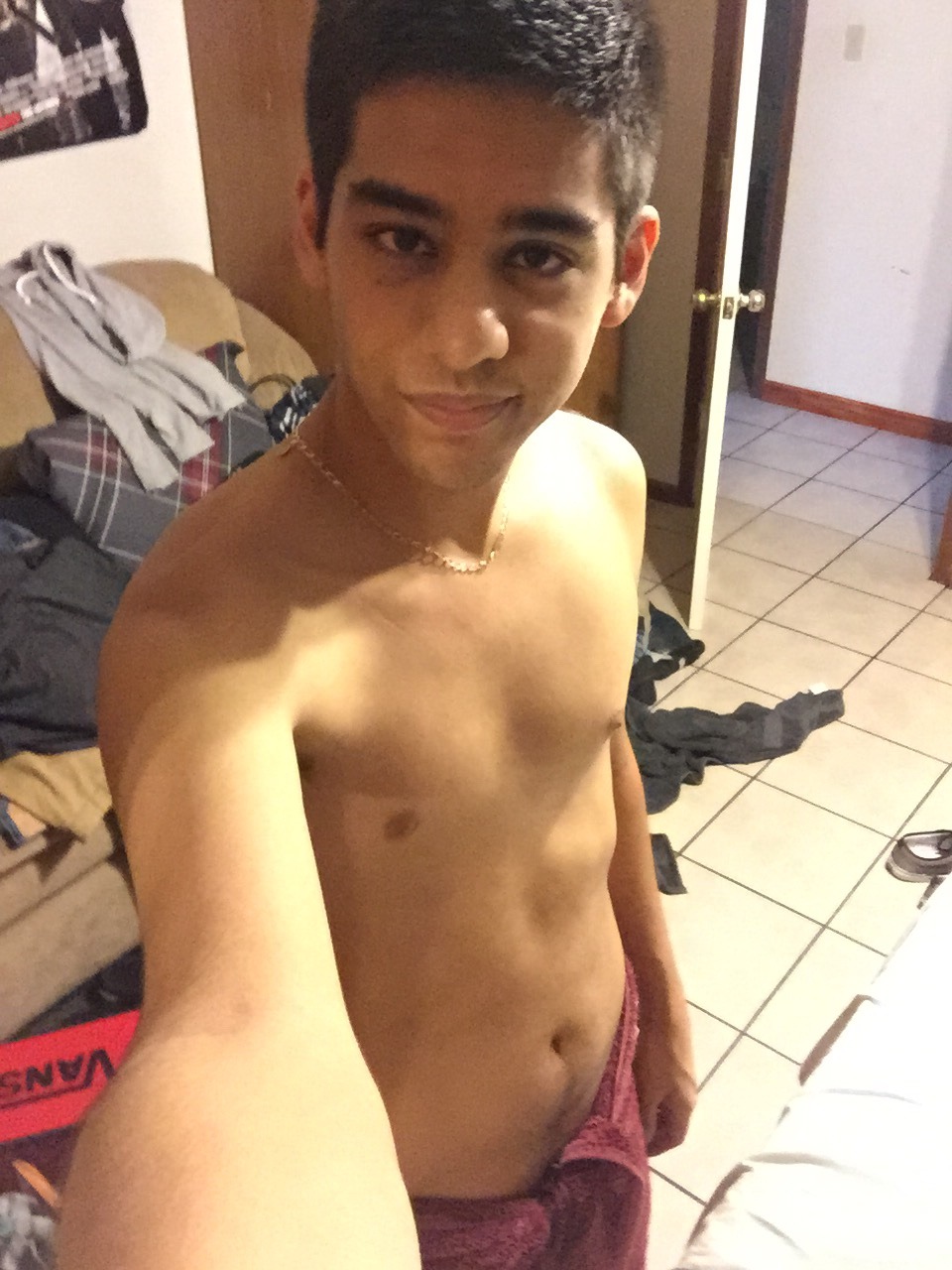 only0ctavi0:  Morning! Still look tired as fuck after my morning shower &gt;_&gt;