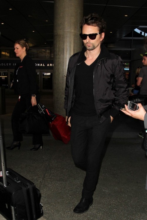 saremo-invincibili:there are two types of matt bellamy paparazzi shots.